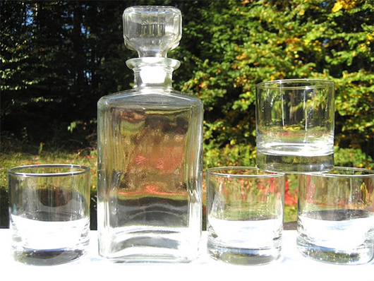 Decanter with classes