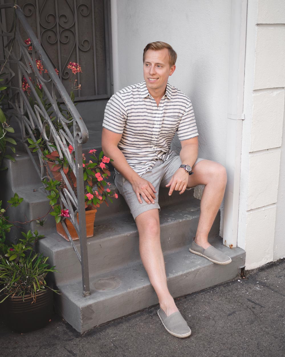 men summer outfit gray linen stripe shirt gray shorts espadrilles