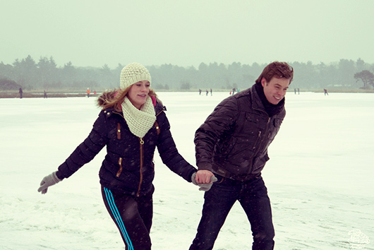 Un homme et une femme prenant une photo dans la neige