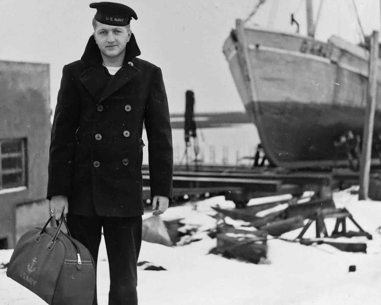 foto vintage de marinheiro da Marinha vestindo um casaco de ervilha