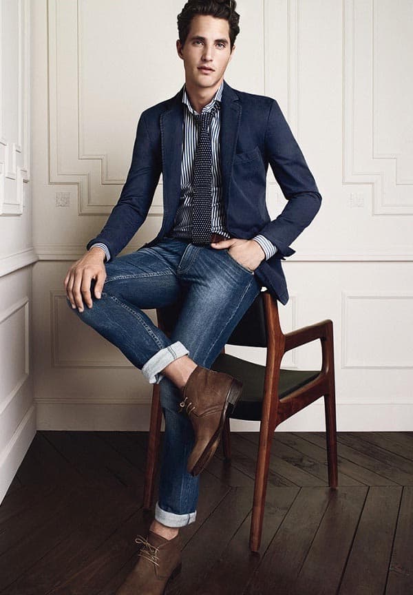 navy blazer with tie and jeans