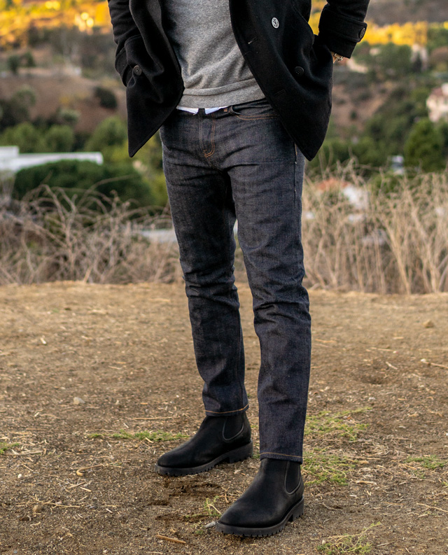homem vestindo jeans azul escuro estreito com botas chelsea pretas da Thursday Boot Co