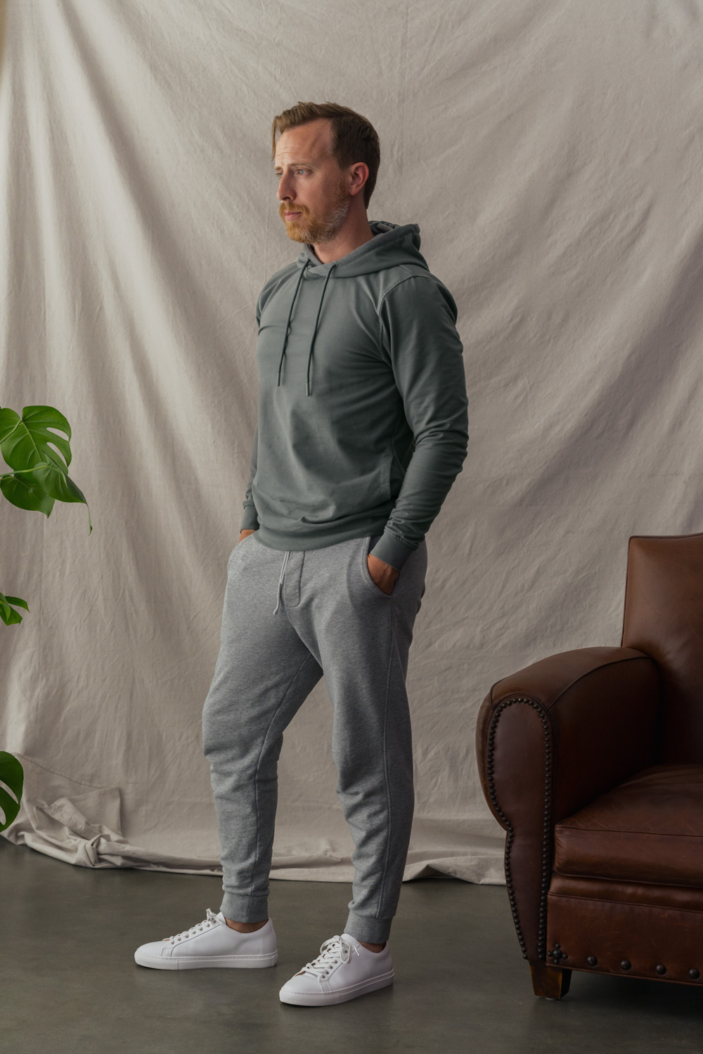hoodie and gray jogger sweatpants with white leather sneakers outfit