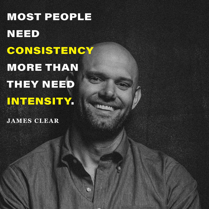 Majoritatea oamenilor au nevoie de consecvență mai mult decât de intensitate.  - James Clear deasupra o fotografie cu James Clear