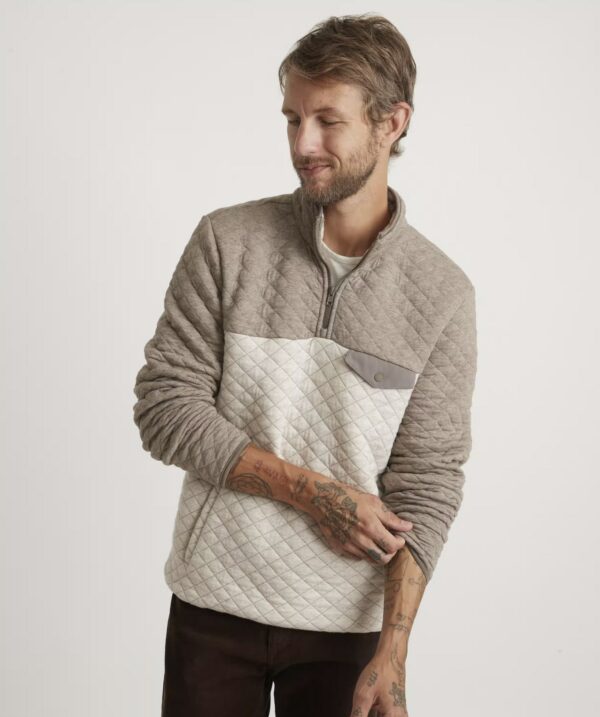 un bărbat care poartă un pulover matlasat cu jumătate de fermoar