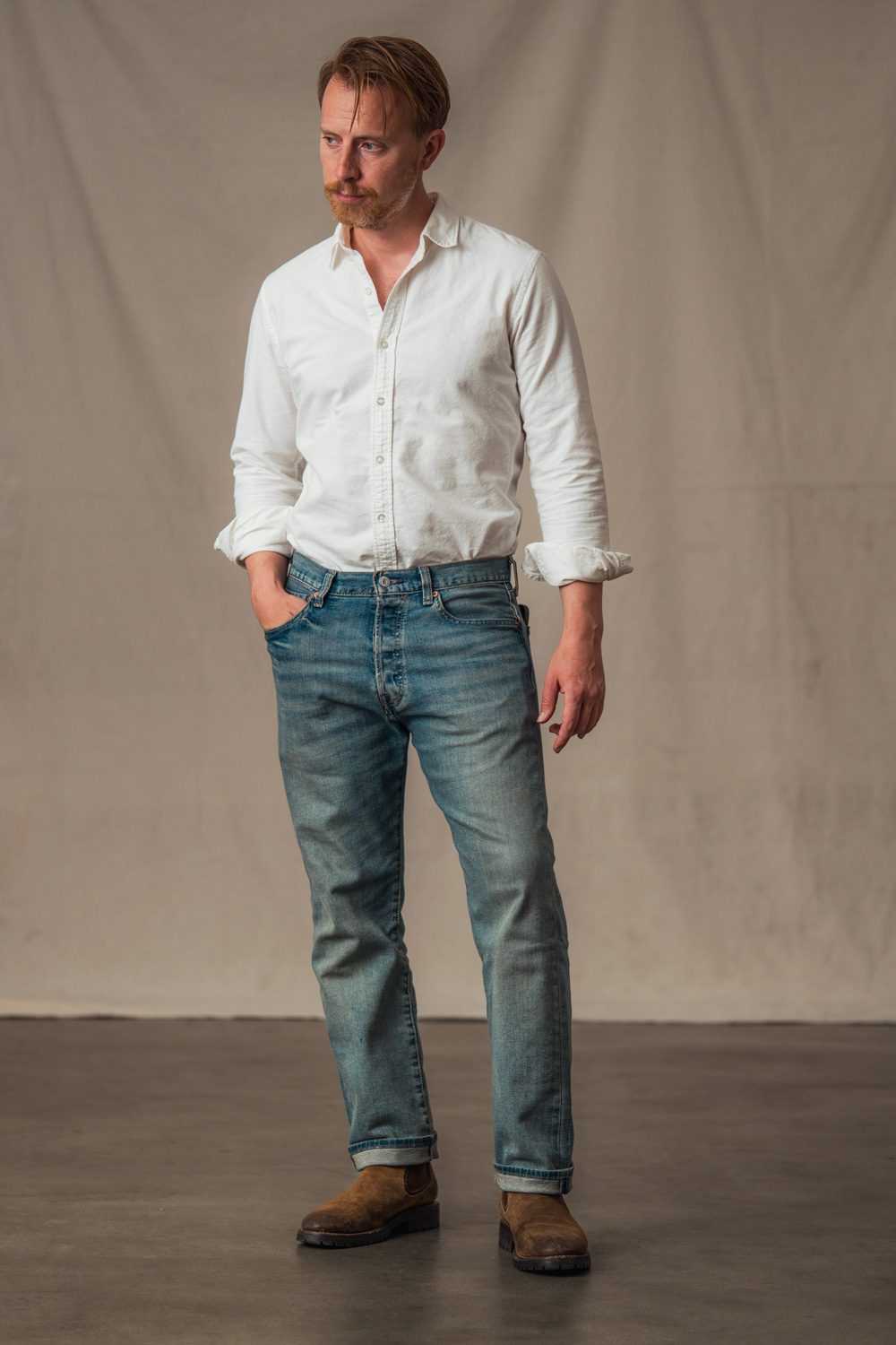 outfit casual de hombre con botín chelsea de suela gruesa y jeans levis 501