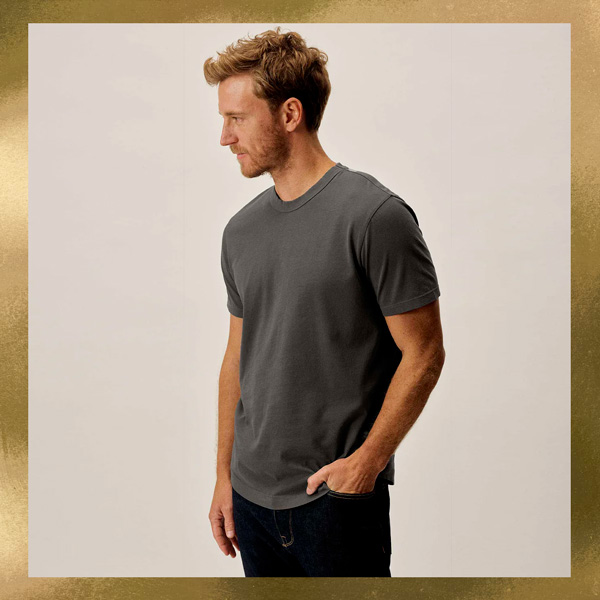 man wearing dark gray curved hem plain t-shirt