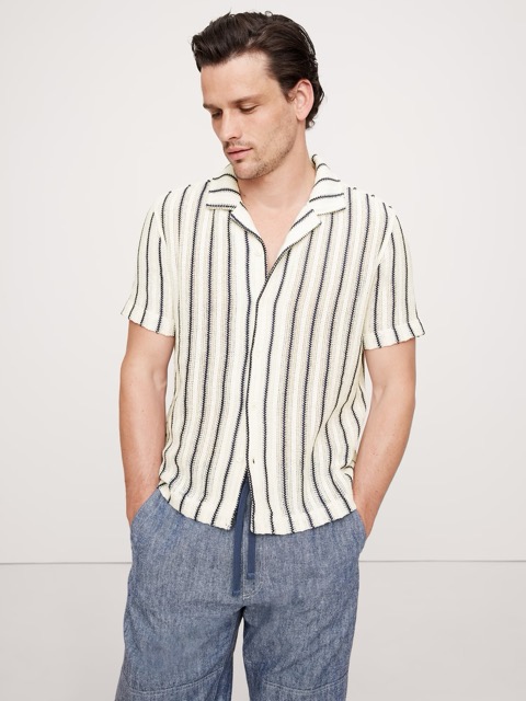 The man who wears welteped short sleeve shirts
