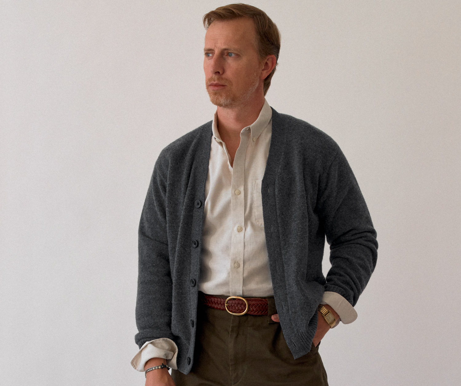 men's fall outfit with gray cardigan sweater
