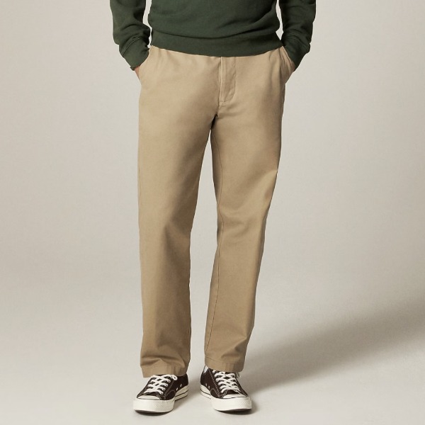 man wearing classic fit chino pants with casual sneaker shoes