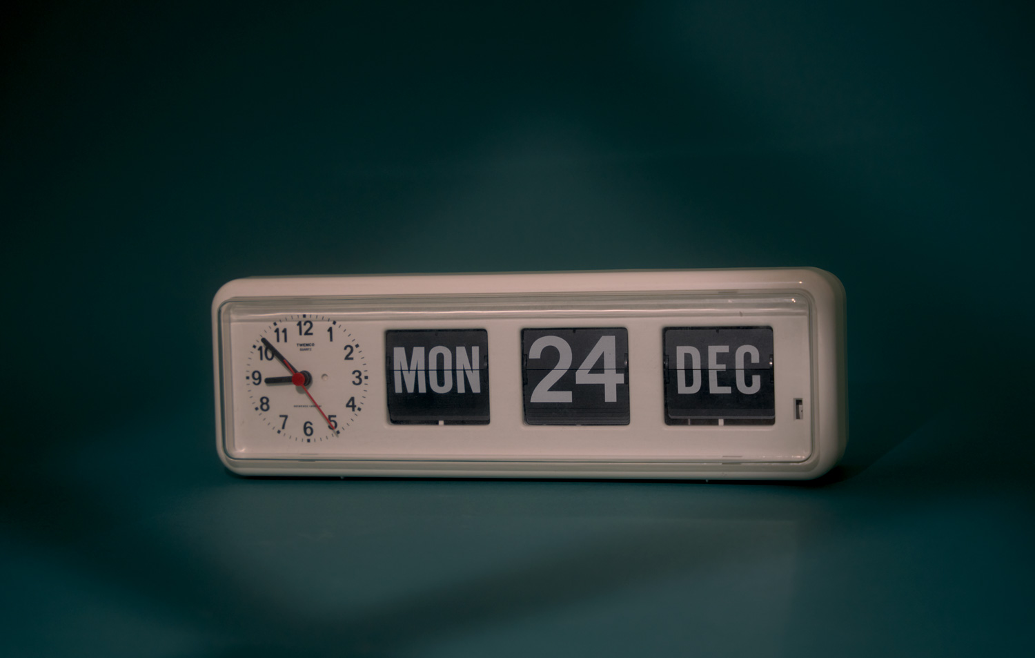 home interior gift idea for men the twemco flip clock