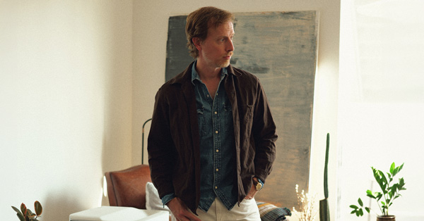 Warm tones for spring with a linen coat and two tones of denim · Primer Warm tones for spring with a linen coat and two tones of denim · Primer