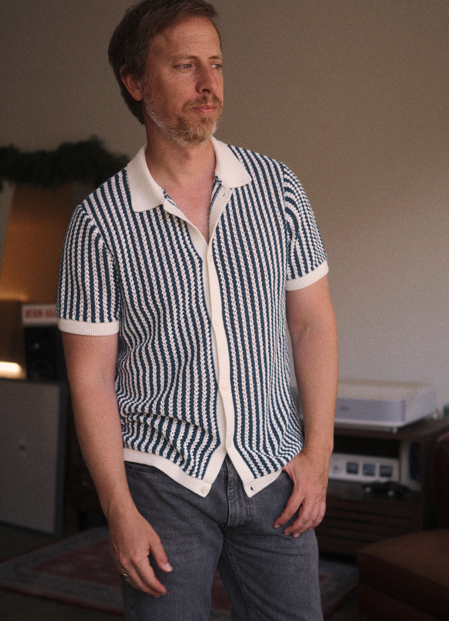 Man wearing the Amazon Essentials short-sleeve button-down knit polo shirt